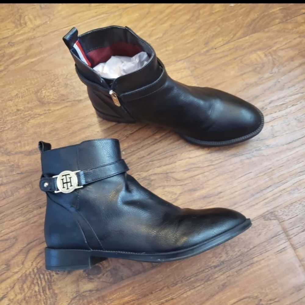 Tommy Hilfiger Rezin boot sz 7.5 round-toe pull-on faux leather